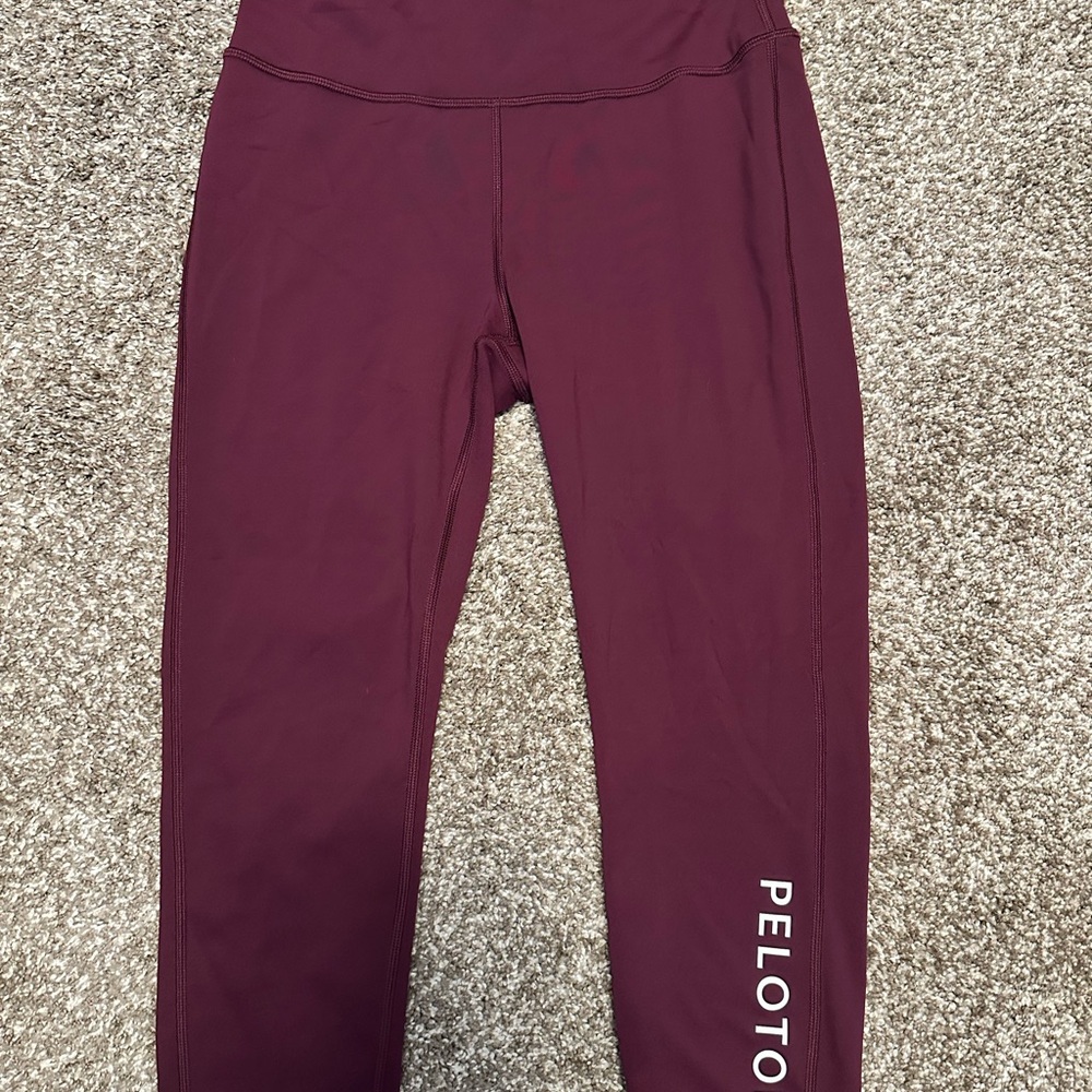 Peloton 3/4 Leggings Size M Burgundy
